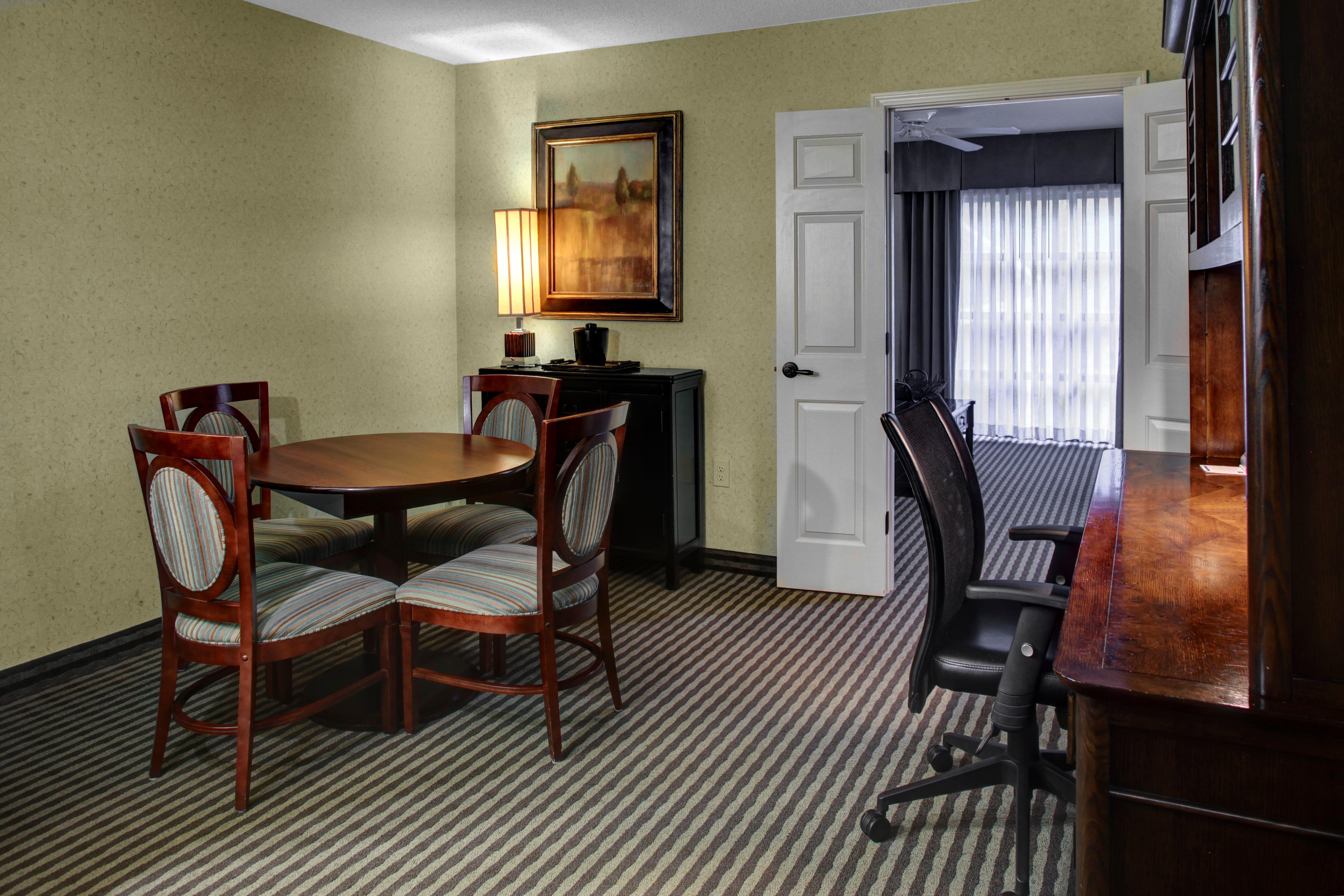 Holiday Inn Express Hotel & Suites Atlanta Buckhead By Ihg Exterior photo