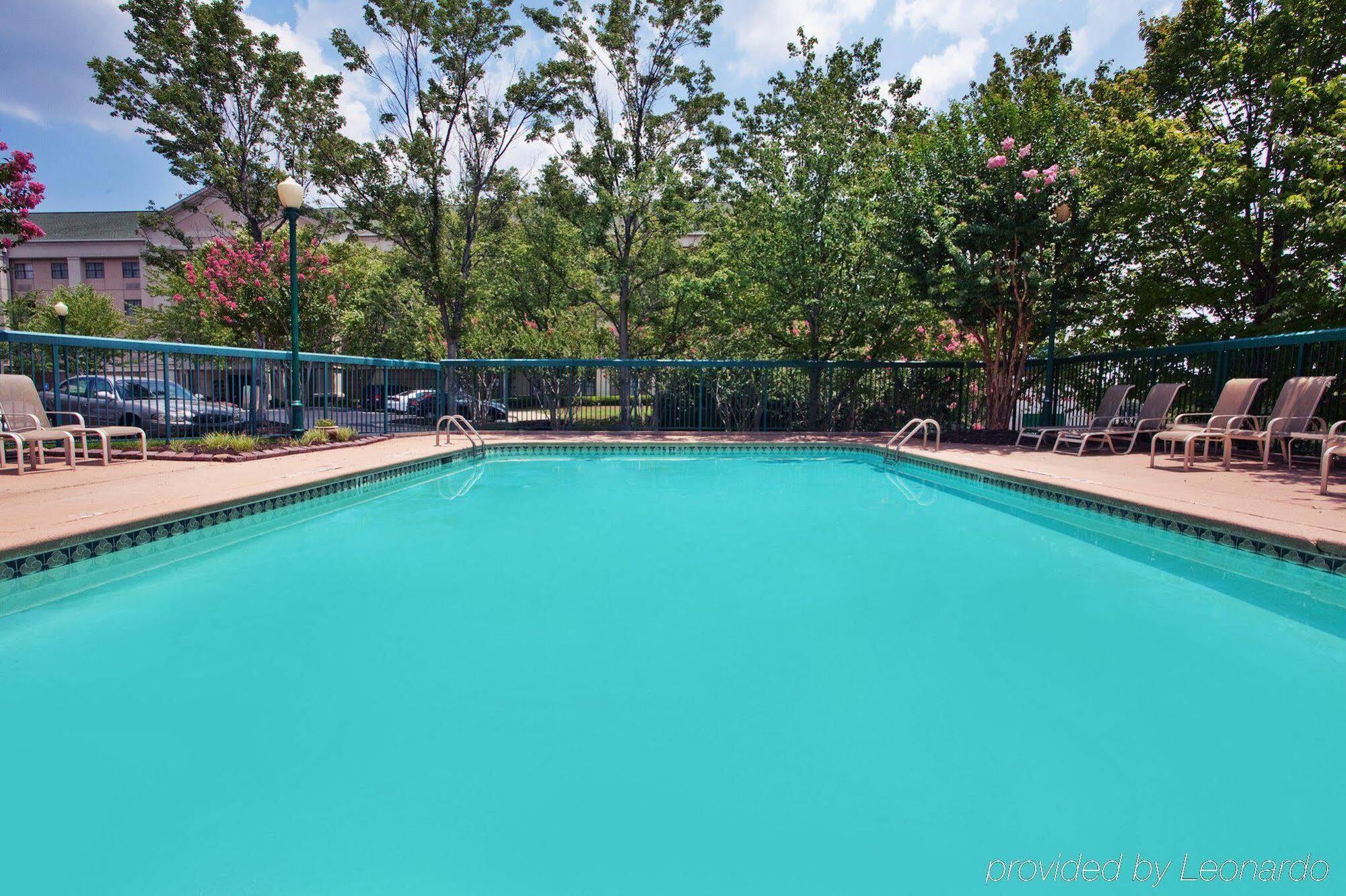 Holiday Inn Express Hotel & Suites Atlanta Buckhead By Ihg Exterior photo